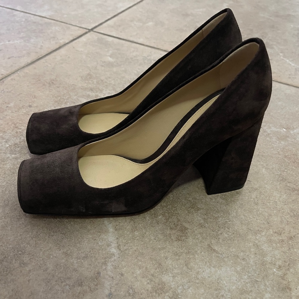 BV brown suede pumps